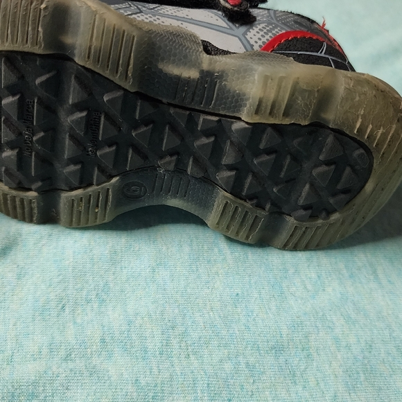 Spiderman size 6 shoes - Picture 6 of 7